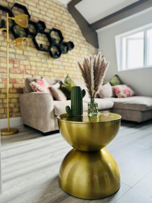 Stylish Two-Story London Retreat Lägenhet Exteriör bild
